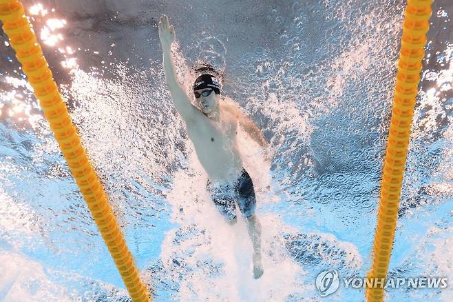 28일 열린 남자 자유형 200ｍ 준결승에서 역영하는 황선우. [AP=연합뉴스]