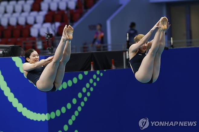 다이빙 여자 3ｍ 싱크로 예선 경기를 펼치는 이예주(왼쪽)와 정다연. [EPA=연합뉴스]
