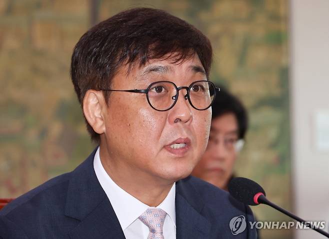 답변하는 최휘영 문체부 장관 후보자 (서울=연합뉴스) 김주성 기자 = 최휘영 문화체육관광부 장관 후보자가 29일 국회 문화체육관광위원회에서 열린 인사청문회에서 위원 질의에 답하고 있다. 2025.7.29 utzza@yna.co.kr