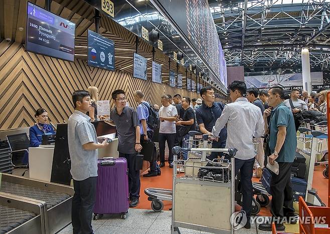 모스크바-평양 직항 여객기 탑승 수속하는 승객들 [EPA/러시아 교통부 제공 연합뉴스 자료사진. 재판매 및 DB 금지]