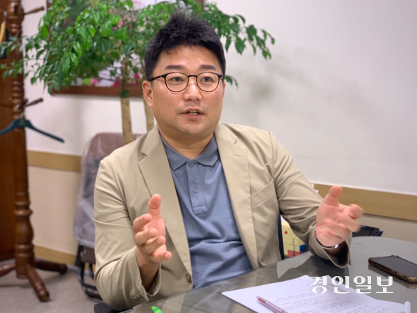 수원시의회 보건복지위원장 이희승 의원은 “복지정책의 실효성은 제도 설계보다 ‘어떻게 닿느냐’에 달려 있다”며 현장 중심 행정의 중요성을 강조했다. 2025.7.23 /유혜연기자 pi@kyeongin.com