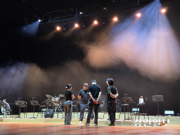 수원SK아트리움 공연장에서 올해 무대기술 아카데미 SPACE가 약 3주간 진행됐다. 사진은 공연장에서 수강생들이 수업을 듣고 있는 모습. 2025.7.24 /이시은기자 see@kyeongin.com