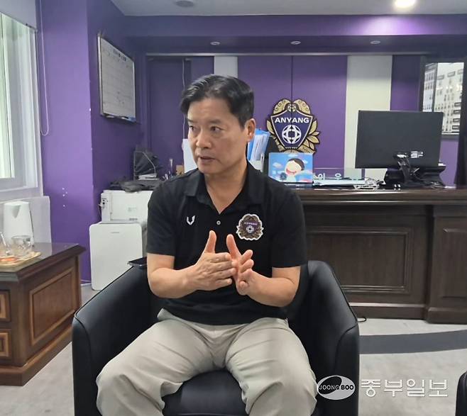 30일 안양종합운동장 FC안양 단장실에서 진행된 출입기자단과의 인터뷰서 이우형 단장이 답변하고 있다. 이건우기자