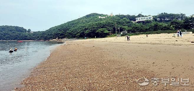 같은 시간 인천 강화군 석모도 민머리해수욕장 전경. 만조 후 1시간 가량 지나 물놀이하기 적합한 상태였지만 해수욕장에 관광객이 6명 뿐이다. 전예준기자