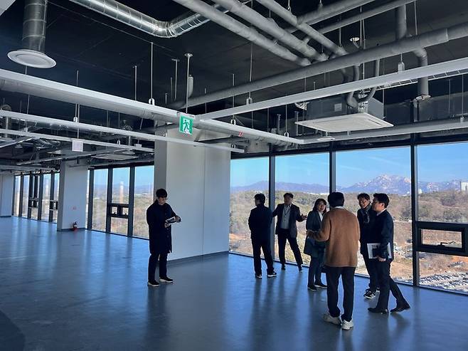 오는 9월 성사혁신지구 내 '스마트시티 이노베이션센터'가 정식 개소를 앞두고 성사혁신지구 내부 현장을 관계자들이 점검을 하고 있다. 사진=고양시청