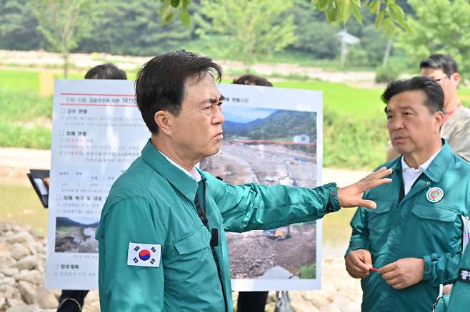 김태흠 충남지사가 30일 충남 수해복구현장을 방문해 진행상황을 점검하고 있다. /충남도 제공