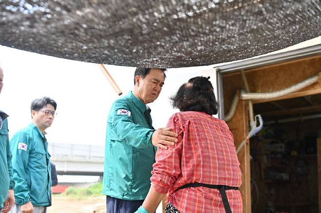 김태흠 충남지사가 30일 수해복구현장을 방문해 지역민을 위로하고 있다. /충남도 제공