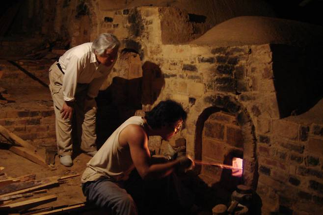 장작가마 소성 용지리작업장 -이종수선생님, 아들 이철우