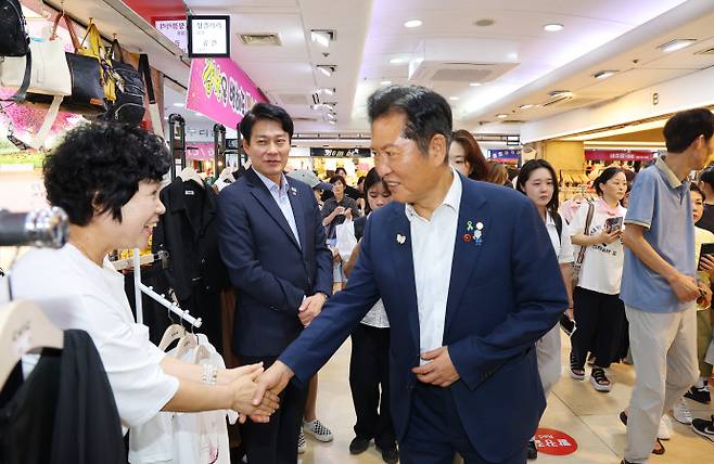 인천 찾아 지지 호소하는 민주당 정청래 당대표 후보더불어민주당 정청래 당대표 후보가 30일 인천 부평구 부평역지하상가를 찾아 상인들과 인사하고 있다. /연합뉴스