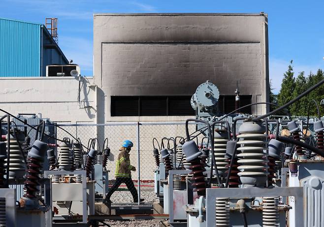 지난 28일 오후 11시22분께 전남 영암군 삼호일반산업단지 HD현대삼호 조선소 1호사 변전소(154㎸)에서 화재가 발생했다. 화재가 발생한 변전소 인근을 소방대원이 걸어가고 있다. /연합뉴스