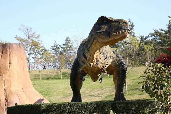 해남공룡박물관 야외에는 어른, 아이들 구별없이 재미있게 즐길 수 있는 15종 이상의 공룡 조형물과 놀이터 및 공룡발자국 모형 등이 전시돼 있다. /해남공룡박물관 제공