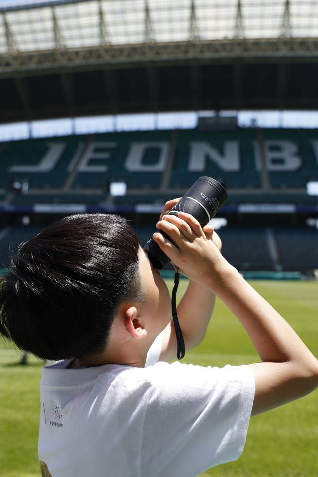 A third -year student at Chronic Elementary School, who participated in the 2nd Mercury Project, co -organized by the Jeonbuk Hyundai Motors FC and the National Jeonbuk Meteorological Science Museum (Jeonju Meteorological Administration), is observing the sun at the Jeonju World Cup Stadium on the 30th. Provided by Hyundai, Jeonbuk