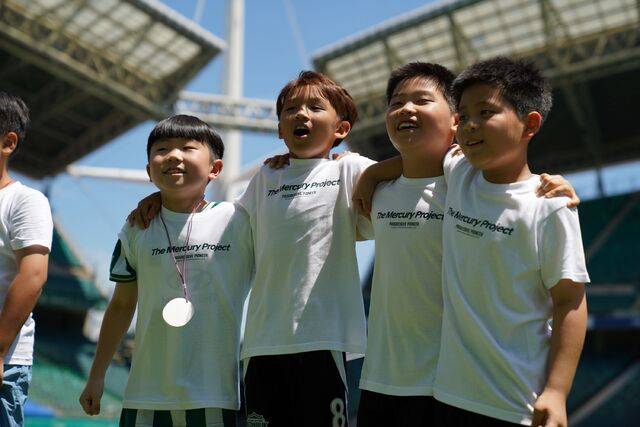 전북현대모터스FC·국립전북기상과학관(전주기상지청)이 공동 기획한 '머큐리 프로젝트' 2기 활동에 참여한 만성초등학교 3학년 학생이 30일 전주월드컵경기장에서 함께 '오오렐레'를 하고 있다. 전북현대 제공