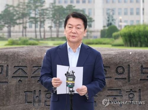 ◇국민의힘 안철수 의원이 지난 29일 서울 여의도 국회 상징석 앞에서 당대표 선거 출마 선언, 내란 특검 관련 기자회견을 하고 있다. 2025.7.29. 연합뉴스.