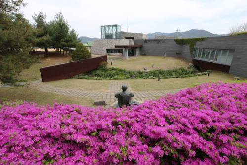 양구는 한국 근현대미술의 거장이자 가장 한국적인 화가로 평가받고 있는 박수근(1914~1965) 화백의 고향이기도 하다. 그의 생가터인 양구읍 정림리에는 양구군립박수근미술관(4경)이 있다.