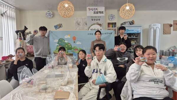 밀양 내이동 마을배움터에서 친환경 비누 만들기 수업에 참여 중인 학생들. 손으로 직접 만들며 배우는 활동이 아이들의 일상에 활력을 더했다. /김경환 씨