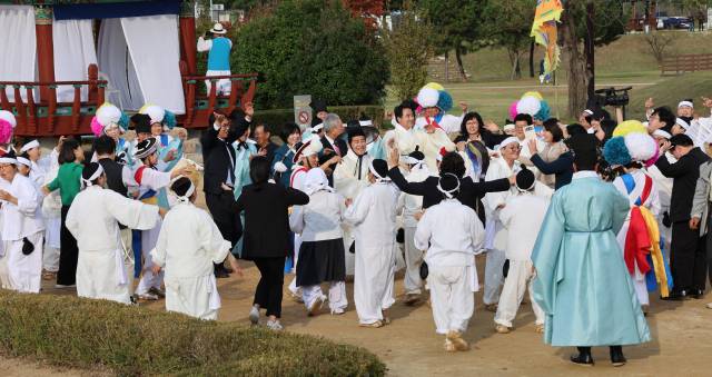 국가유산청 무형유산위원회 위원들이 지난해 10월 31일 가야진사를 방문해 현장 실사인 가야진용신제의 지정 인정 조사를 벌이고 있다. 양산시 제공