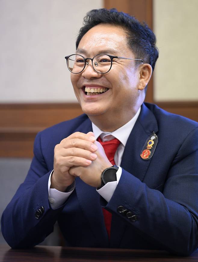 29일 오후 대구 동구 영남일보 회의실에서 김경웅 국제라이온스협회 356-A(대구)지구 총재가 본지와의 인터뷰에서 질문에 답하고 있다.이윤호기자 yoonhohi@yeongnam.com