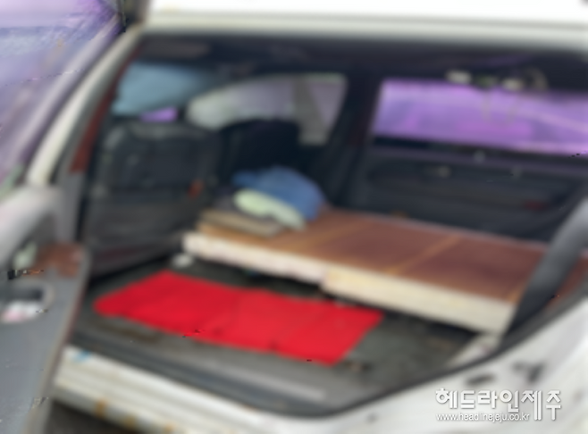 ㄱ씨가 10년째 생활해온 차량 내부. (사진=제주시)