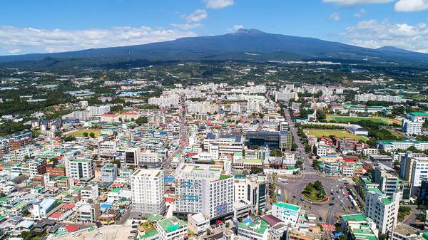 '외국인관광 도시민박업'이 허용되는 가운데, 제주도 지역특성에 맞게 관리.통제하기 위한 법률 개정이 추진된다. 사진은 서귀포시 전경.