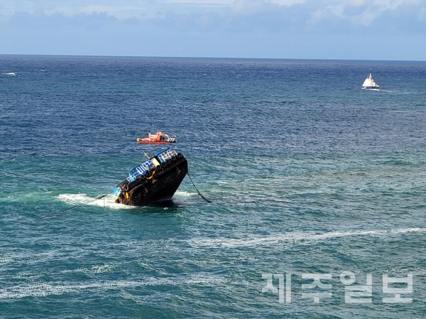 서귀포시 토평동 거믄여 해안 남쪽해상에서 바지선이 침몰 하고있다.(제주도소방안전본부 자료제공)