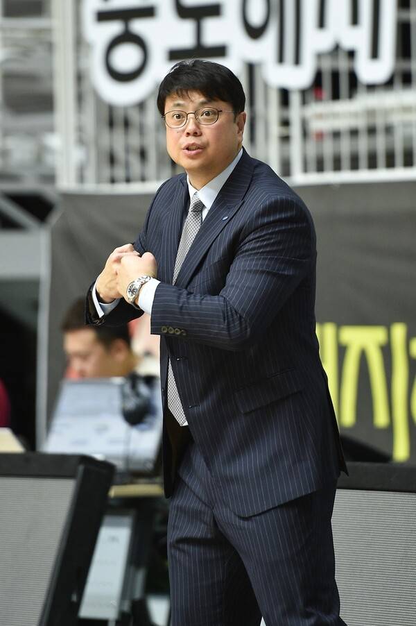 2019년 삼성생명 코치 당시 전병준 감독. 사진 | WKBL
