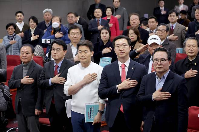 지난 3월 국회 의원회관에서 열린 미래자유연대 국민대토론회에서 윤상현 의원, 윤재옥 의원을 비롯한 국민의힘 의원들과 한국사 강사 전한길 씨 등 참석자들이 국기에 경례를 하고 있다.(사진 = 연합뉴스)