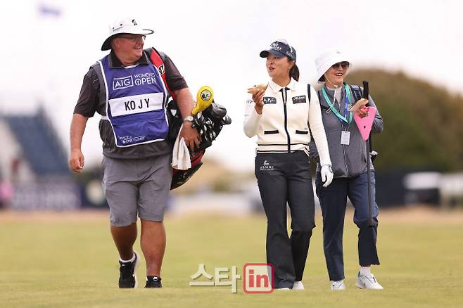 고진영이 연습라운드 도중 간식을 먹으며 캐디와 이야기를 나누고 있다. (사진=R&A)