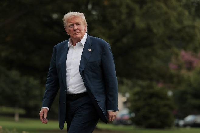 도널드 트럼프 미국 대통령이 2025년 7월 29일 워싱턴 D.C. 백악관 사우스론(남쪽 잔디밭)을 걸어가고 있다. 트럼프 대통령은 가족과 함께 스코틀랜드로의 출장 겸 휴가를 마치고 마린원(대통령 전용 헬기)을 타고 백악관에 복귀했다. (사진=게티이미지)