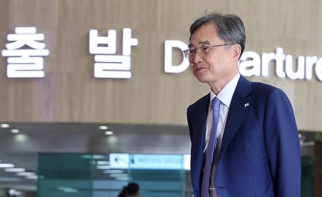 일본과 미국을 연쇄 방문하는 조현 외교부 장관이 29일 서울 강서구 김포국제공항에서 출국하고 있다.[연합뉴스 제공]