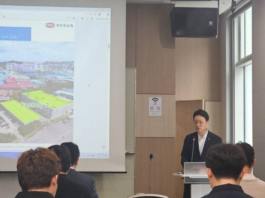 김정영 한미반도체 부사장은 30일 서울 여의도 포스트타워에서 ‘한미반도체 2025년 2분기 잠정실적 리뷰’ 설명회에 참석해 실적 목표를 제시하고 있다.(사진=김영환 기자)