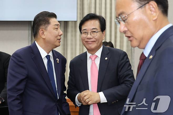 국회 운영위원장인 김병기 더불어민주당 대표 직무대행 겸 원내대표와 송언석 국민의힘 비상대책위원장 겸 원내대표가 29일 서울 여의도 국회에서 열린 운영위원회 전체회의를 마치고 대화하고 있다. 2025.7.29/뉴스1 ⓒ News1 이광호 기자