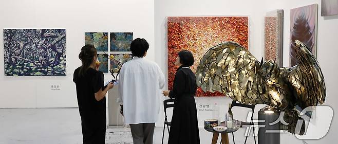 2024년 9월 4일, 서울 강남구 코엑스에서 열린 국내 최대 미술시장인 '키아프 서울 2024' VIP 프리뷰를 찾은 관람객들이 전시를 살펴보고 있다. 2024.9.4/뉴스1 ⓒ News1 박지혜 기자