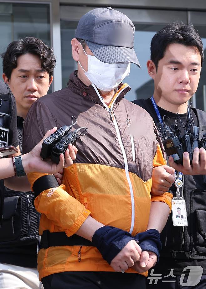 살인과 총포·도검·화약류등의안전관리에관한법률 위반 등 혐의를 받고 있는 A 씨(62·남)는 30일 오전 9시쯤 인천논현경찰서에서 인천구치소로 향하는 호송차에 오르기 전 모습을 드러냈다.ⓒ News1 박지혜 기자