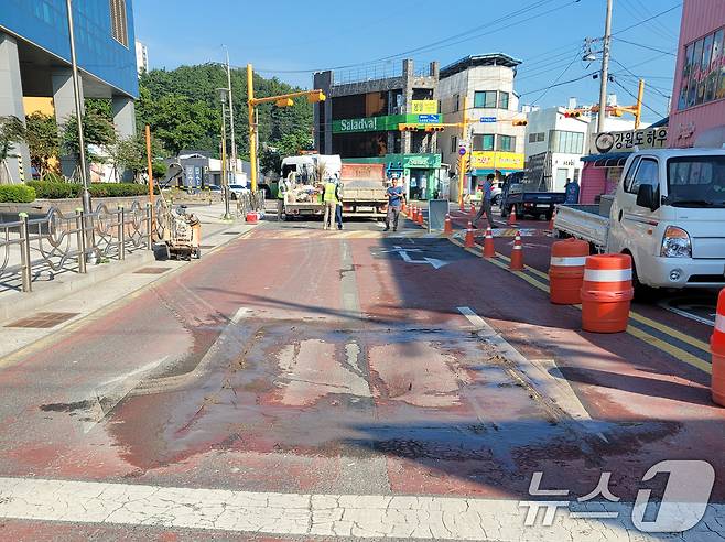 30일 오전 7시쯤 경북 포항시 북구 라한호텔 주변 도로에서 땅꺼짐 현상이 발생, 주변교통이 통제되고 있다. (독자제공, 제판매 및 DB금지) 2025.7.30/뉴스1