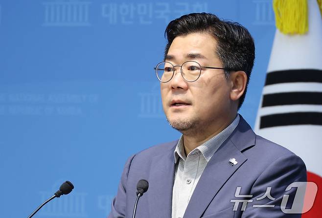 박찬대 더불어민주당 당대표 후보가 30일 오전 서울 여의도 국회 소통관에서 현안 관련 기자회견을 하고 있다. 2025.7.30/뉴스1 ⓒ News1 이광호 기자