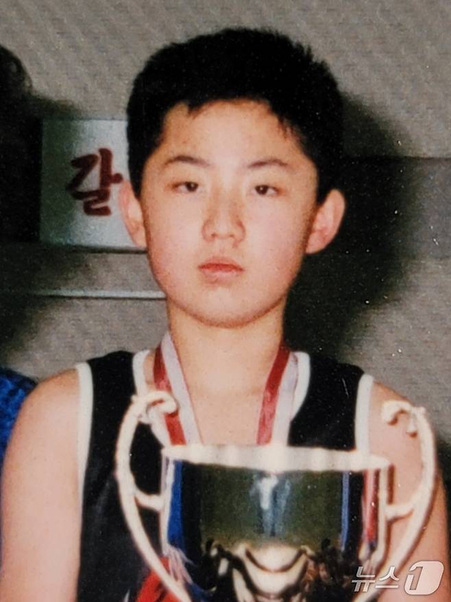 정성장 세종연구소 부소장은 30일 그의 저서인 '우리가 모르는 김정은: 그의 정치와 전략'의 일본어판 '알려지지 않은 김정은, 4대 공주와 농구감독'을 통해 김정은 북한 노동당 총비서가 13세이던 1997년 1월에 찍은 사진을 공개했다.(정성장 세종연구소 부소장 제공)