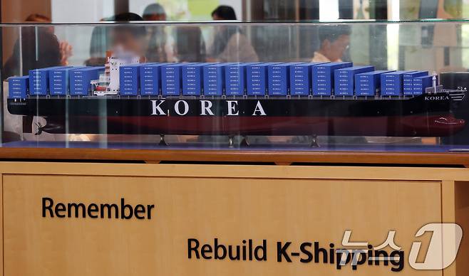 미국과 막판 관세협상을 벌이는 우리 정부가 미국에 '마스가(MASGA·Make American Shipbuilding Great Again)라는 이름을 붙인 수십조원 규모의 조선업 협력 프로젝트를 제안해 관심이 모아지고 있다. 사진은 29일 서울 여의도 한국해운협회에 전시된 선박 모형. 2025.7.29/뉴스1 ⓒ News1 김명섭 기자