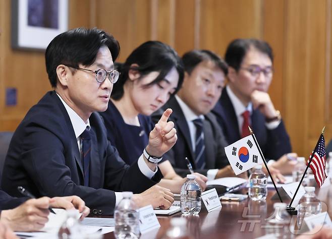 김정관 산업통상자원부 장관이 24일(현지시간) 미국 워싱턴 D.C.에서 더그 버검 미국 백악관 국가에너지위원회 위원장과 한미 양국 에너지 분야 협력 강화방안을 논의하고 있다. (산업부 제공. 재판매 및 DB금지) 2025.7.26/뉴스1