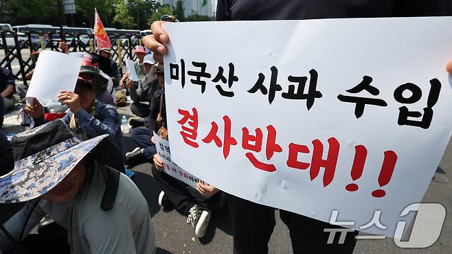 28일 서울 용산 대통령실 인근에서 열린 '한-미 상호관세 협상 농축산물 개방 반대 전국농축산인 결의대회'에서 농민들이 한·미 관세협상 농·축산물 개방 반대를 촉구하고 있다. 쌀·소고기 등 미국산 농축산물 개방 압박이 거세지면서 농민단체들은 농축산물이 협상 대상에서 제외돼야 한다고 목소리를 높이고 있다. 2025.7.28/뉴스1 ⓒ News1 박지혜 기자
