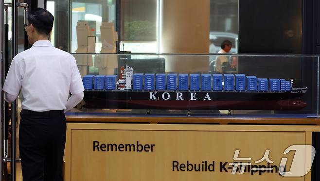 미국과 막판 관세협상을 벌이는 우리 정부가 미국에 '마스가(MASGA·Make American Shipbuilding Great Again)라는 이름을 붙인 수십조원 규모의 조선업 협력 프로젝트를 제안해 관심이 모아지고 있다. 사진은 29일 서울 여의도 한국해운협회에 전시된 선박 모형. 2025.7.29/뉴스1 ⓒ News1 김명섭 기자