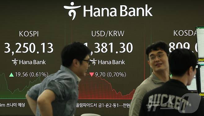 서울 중구 하나은행 딜링룸 전광판에 개장 시황이 나오고 있다./뉴스1 ⓒ News1 김진환 기자