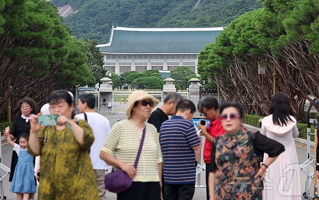 (서울=뉴스1) 임세영 김진환 기자 = 청와대 관람 일시 종료를 이틀 앞둔 30일 오후 서울 종로구 청와대 본관 앞에서 외국인 관광객들이 추억을 남기고 있다.  2025.7.30/뉴스1 ⓒ News1 김진환 기자