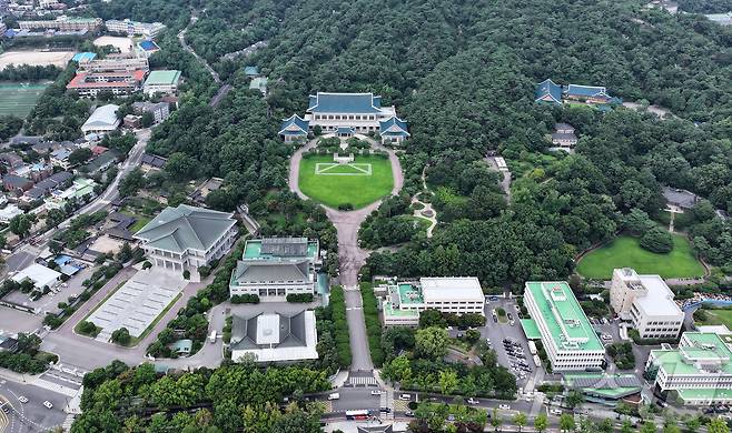 이재명 대통령이 청와대로 집무실 복귀를 예고한 가운데 오는 8월 1일부터 보안·안전 점검 등 준비작업을 위해 관람이 임시 중단된다. 사진은 30일 서울 종로구 세종로 청와대 본관. 2025.7.30/뉴스1 ⓒ News1 김진환 기자