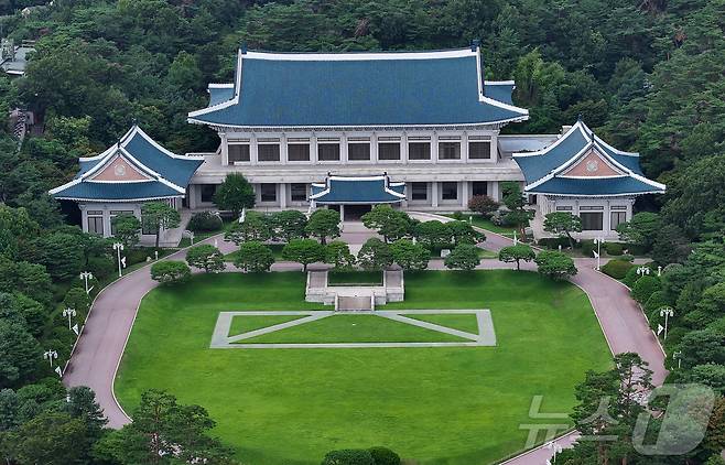 이재명 대통령이 청와대로 집무실 복귀를 예고한 가운데 오는 8월 1일부터 보안·안전 점검 등 준비작업을 위해 관람이 임시 중단된다. 사진은 30일 서울 종로구 세종로 청와대. 2025.7.30/뉴스1 ⓒ News1 김진환 기자