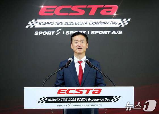 지난 4월 경기 용인 AMG 스피드웨이에서 정일택 금호타이어 대표이사 사장이 신제품을 소개하고 있는 모습<자료사진>(금호타이어 제공). 2025.04.15.