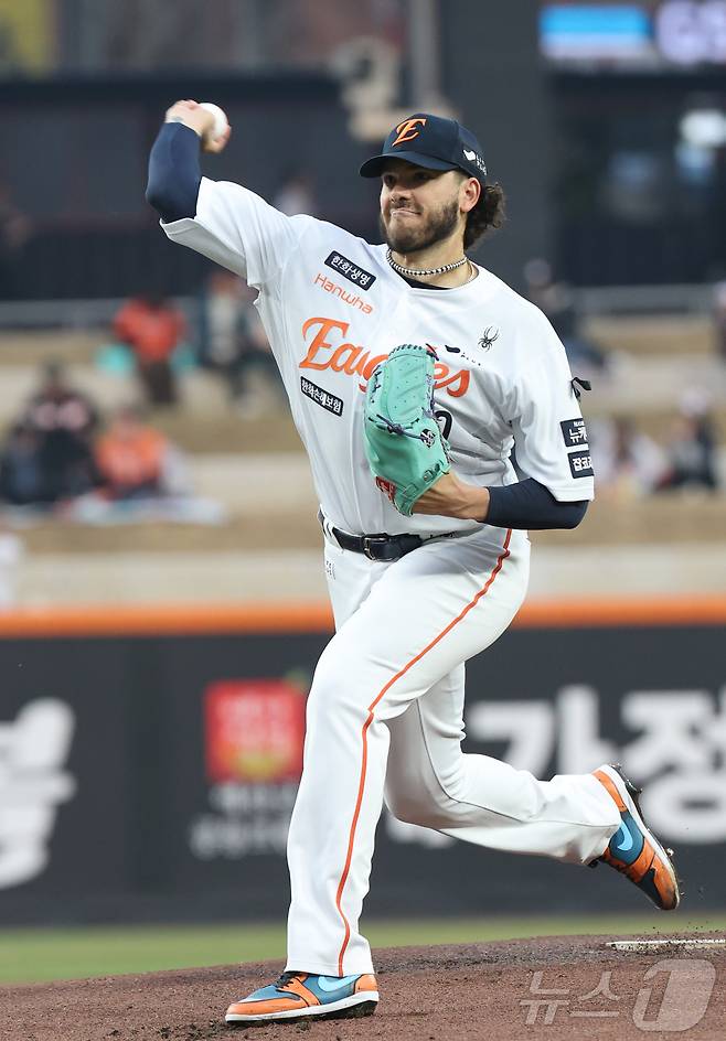 3일 대전 한화생명볼파크에서 열린 '2025 신한 SOL 뱅크 KBO리그' 한화 이글스와 롯데자이언츠 경기에서 한화 선발 폰세가 투구하고 있다. 2025.4.3/뉴스1 ⓒ News1 김기남 기자