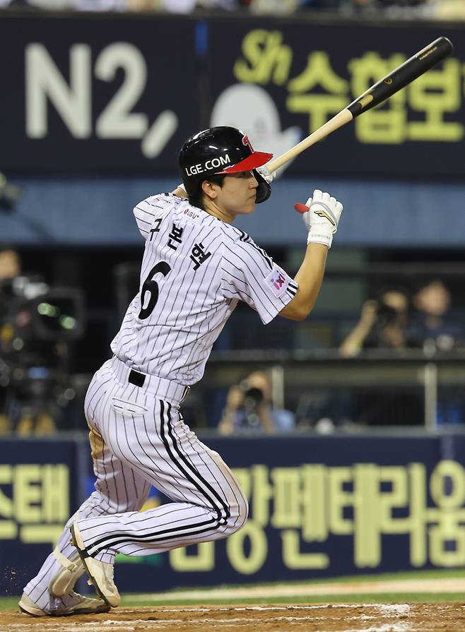 LG 구본혁이 29일 서울 잠실구장에서 열린 2025 KBO리그 정규시즌 KT전 8회말 안타를 치고 있다. 이날 경기 자신의 네 번째 안타. 사진 | 연합뉴스