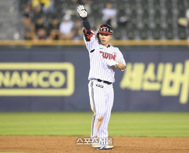 LG 문성주가 29일 서울 잠실구장에서 열린 2025 KBO리그 KT와 경기 5회말 1사2루 1타점 2루타를 친 후 세리머니를 하고 있다. 잠실 | 최승섭기자 thunder@sportsseoul.com