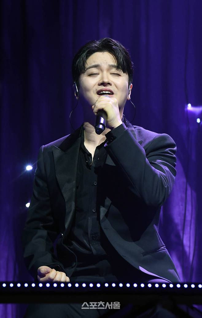 가수 황가람이 21일 오후 인천 중구 인스파이어 아레나에서 열린 제34회 ‘서울가요대상’에서 열정적인 무대를 선보이고 있다. 2025. 6. 21.  인천 | 박진업 기자 upandup@sportsseoul.com